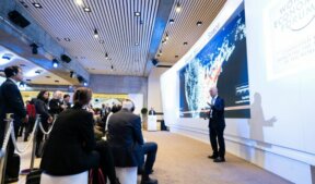 Conférence professionnelle avec intervenant présentant des données