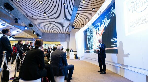 Conférence professionnelle avec intervenant présentant des données